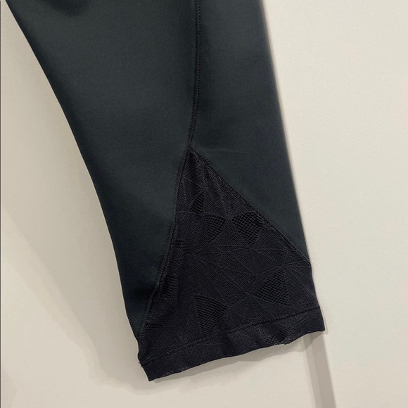 RARE MEDIUM (Fits a Small) Under Armour Cropped Legging with Mesh Panels - Picture 2 of 2